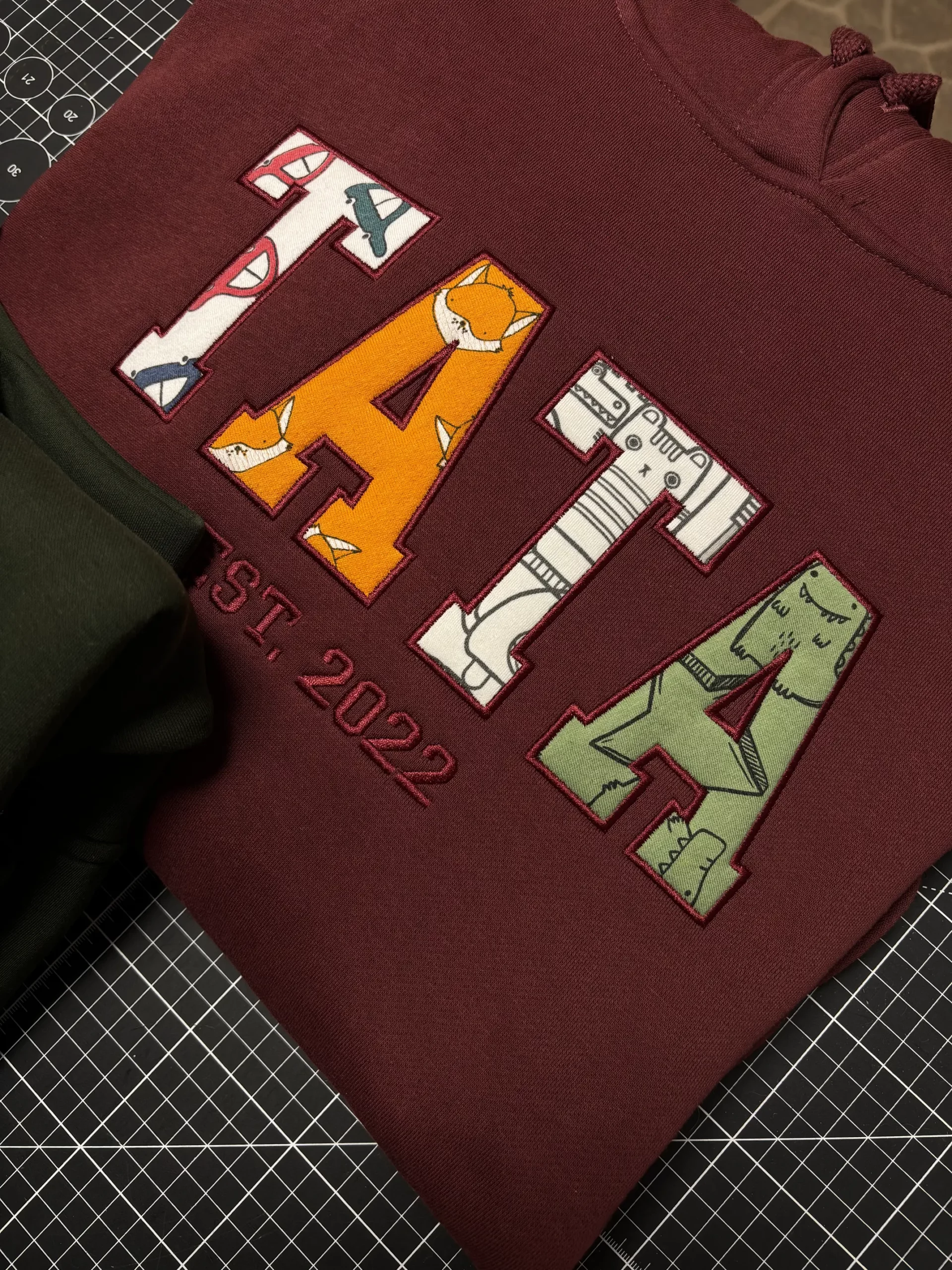 Bluza z napisem TATA "college" (patchwork) - obrazek 4