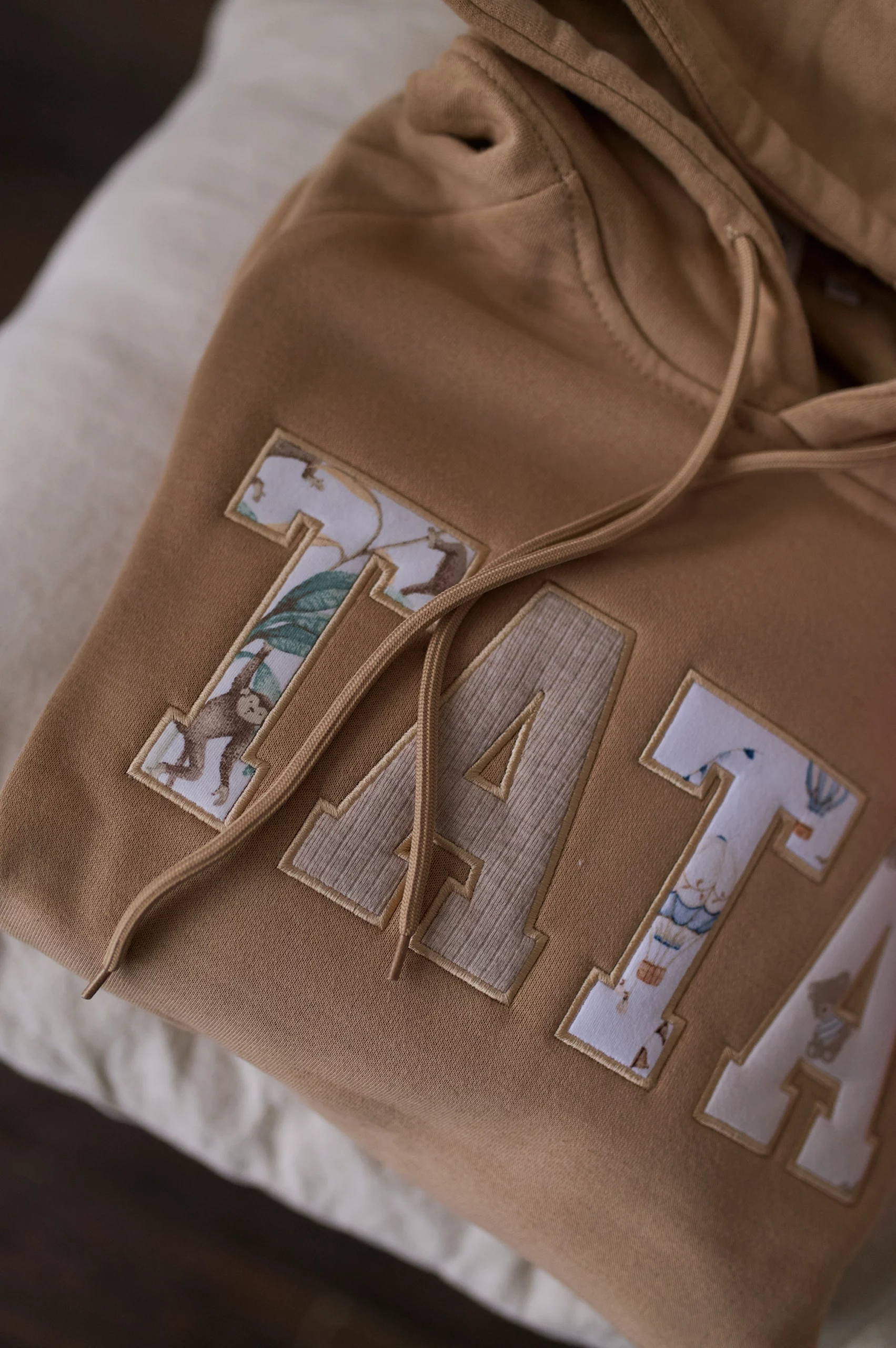 Bluza z napisem TATA "college" (patchwork) - obrazek 3