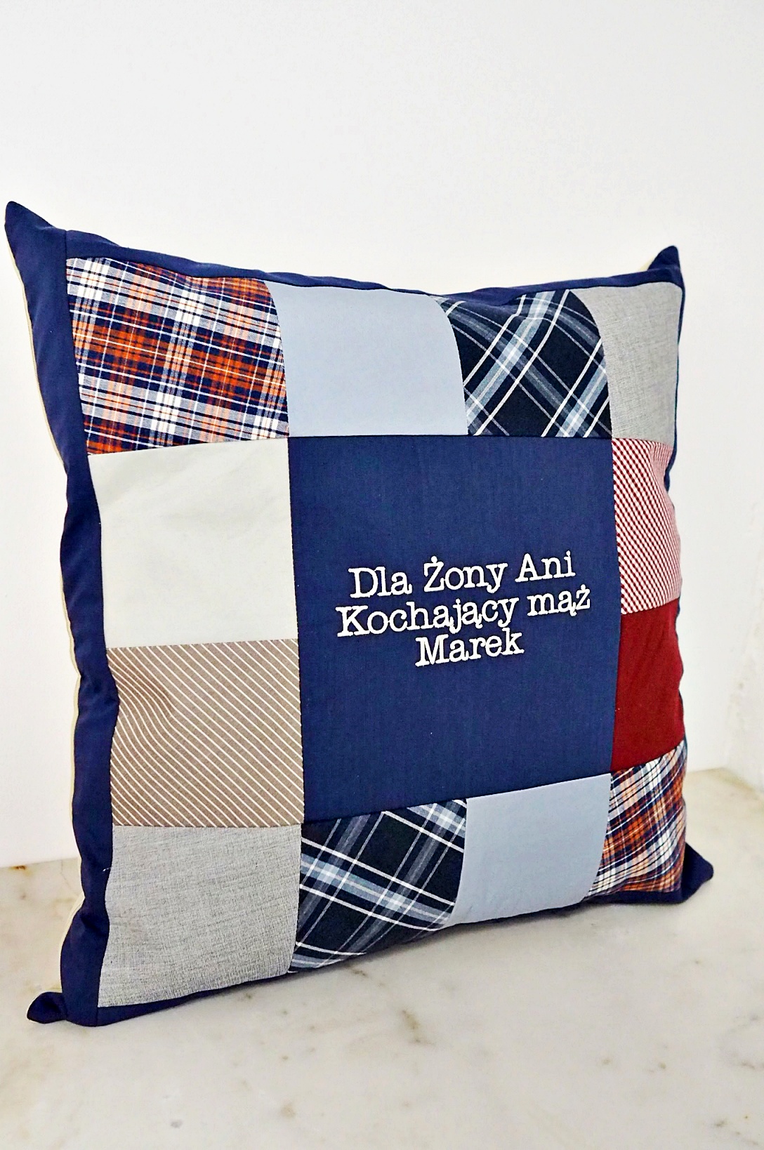 Patchworkowa poduszka z ubrań osoby dorosłej - obrazek 2