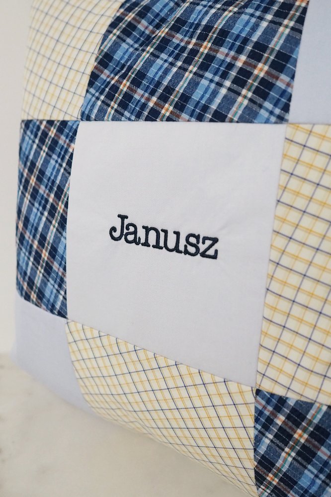 Patchworkowa poduszka z ubrań osoby dorosłej