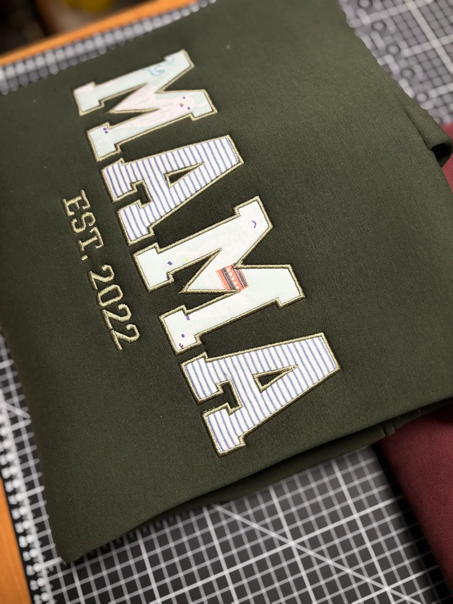 Bluza z napisem MAMA "college" (patchwork) - obrazek 5