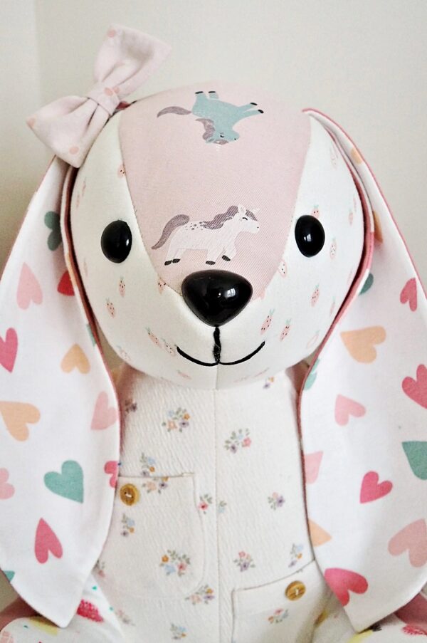 Króliś Wspomniś uszyty z ubranek