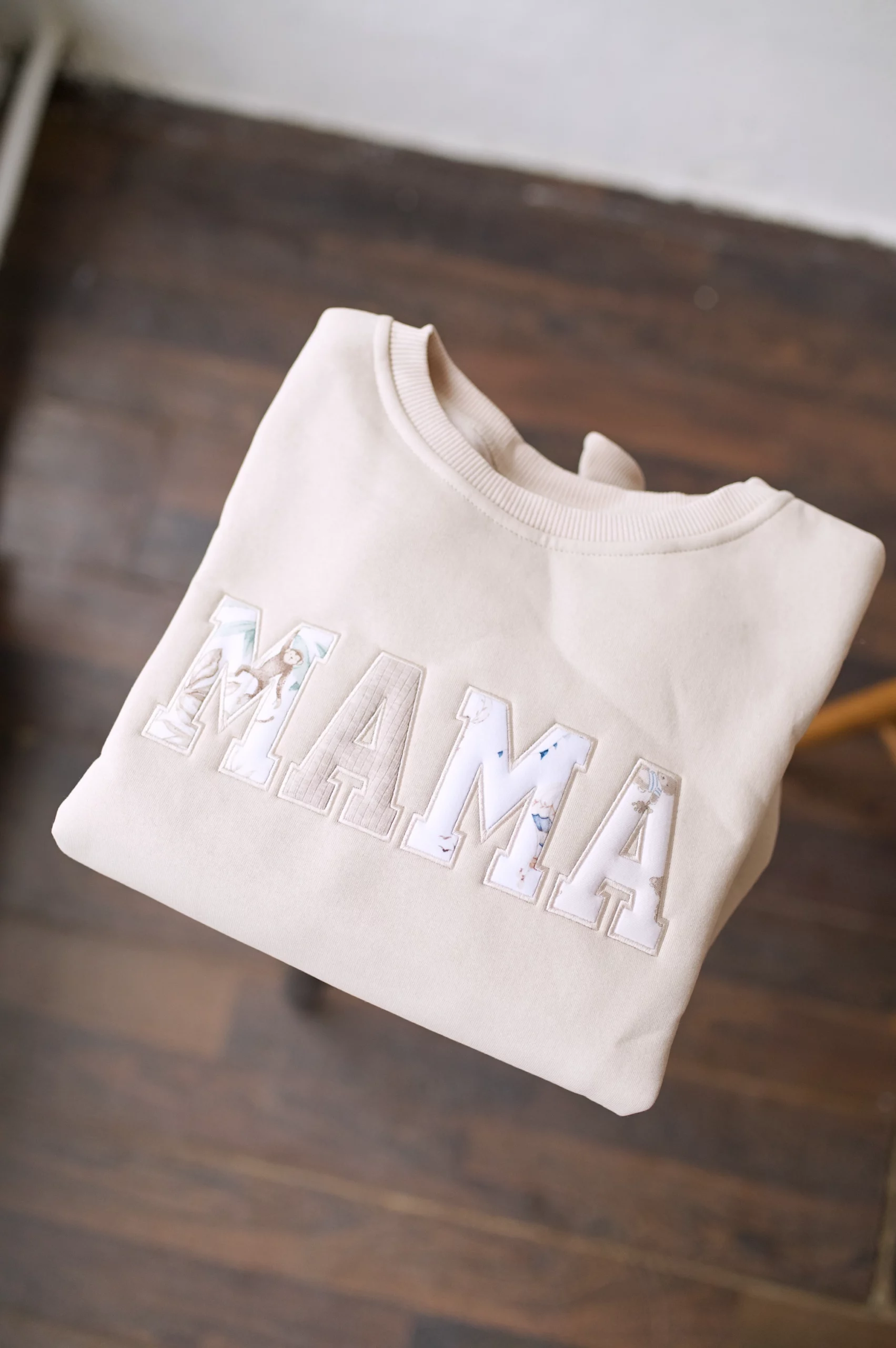 Bluza z napisem MAMA "college" (patchwork) - obrazek 2