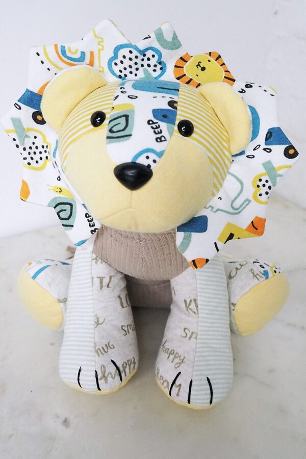 Lew Wpomniś z ubranek dziecięcych