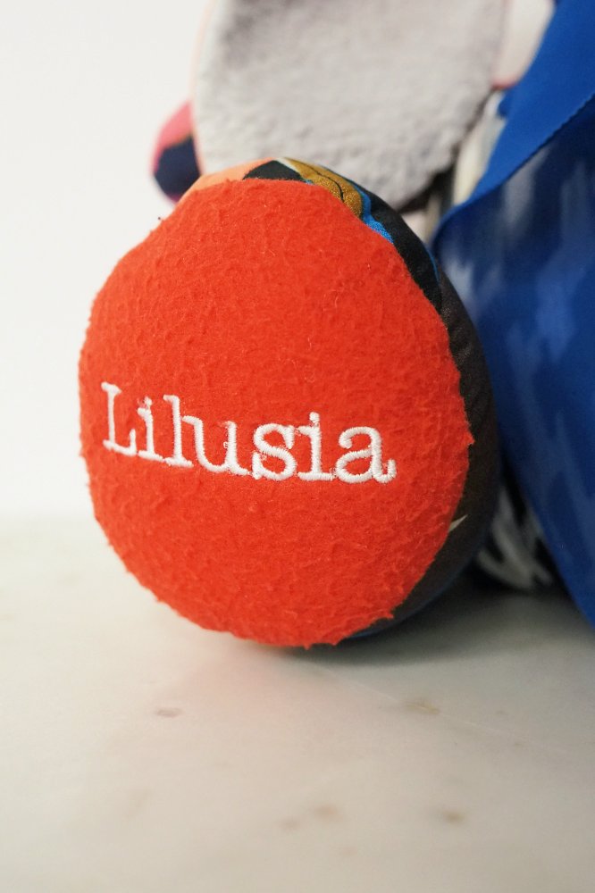 Króliś Wspomniś uszyty z ubrań osoby dorosłej